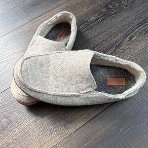 OluKai Women's Kilohana Slippers- Like New
